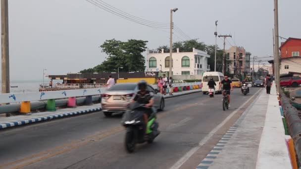 在泰国亚洲的一座桥上 公共汽车 骑自行车的人和骑摩托车的人 — 图库视频影像