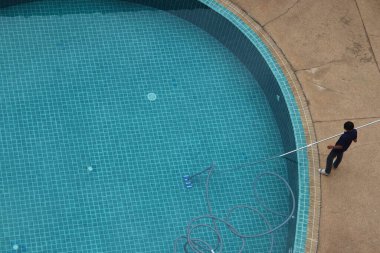 Yüzme havuzu profesyonelce ve ustalıkla temizlendi.