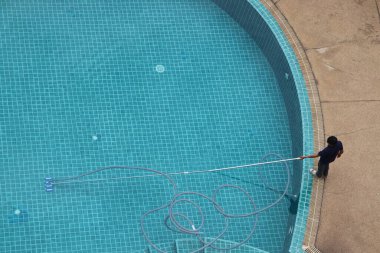 Yüzme havuzu profesyonelce ve ustalıkla temizlendi.