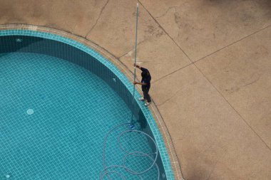 Yüzme havuzu profesyonelce ve ustalıkla temizlendi.