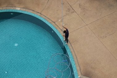 Yüzme havuzu profesyonelce ve ustalıkla temizlendi.