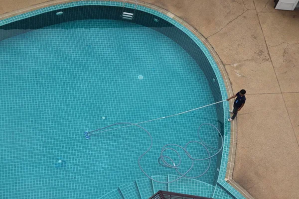 Swimmingpoolen Rengøres Professionelt Sagkyndigt - Stock-foto