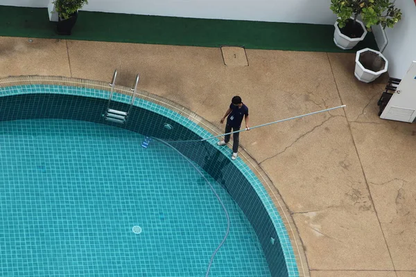 Swimmingpoolen Rengøres Professionelt Sagkyndigt - Stock-foto