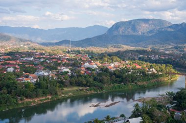 Güneydoğu Asya 'nın Laos kentindeki Phousi Dağı' nın tepesinden Luang Prabang 'ın kırsal manzarası