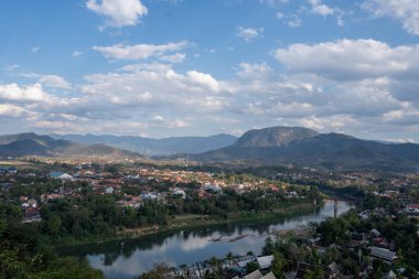 Güneydoğu Asya 'nın Laos kentindeki Phousi Dağı' nın tepesinden Luang Prabang 'ın kırsal manzarası