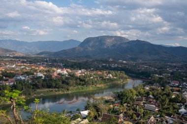 Güneydoğu Asya 'nın Laos kentindeki Phousi Dağı' nın tepesinden Luang Prabang 'ın kırsal manzarası