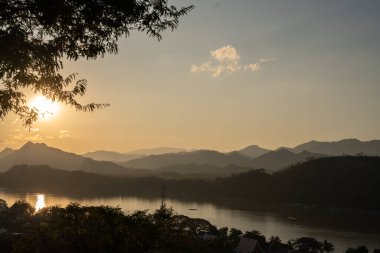 Güneydoğu Asya 'nın Laos kentindeki Phousi Dağı' nın tepesinden Luang Prabang 'ın kırsal manzarası