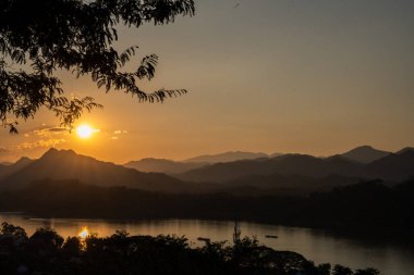 Güneydoğu Asya 'nın Laos kentindeki Phousi Dağı' nın tepesinden Luang Prabang 'ın kırsal manzarası