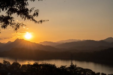 Güneydoğu Asya 'nın Laos kentindeki Phousi Dağı' nın tepesinden Luang Prabang 'ın kırsal manzarası