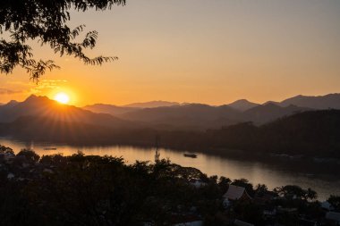 Güneydoğu Asya 'nın Laos kentindeki Phousi Dağı' nın tepesinden Luang Prabang 'ın kırsal manzarası