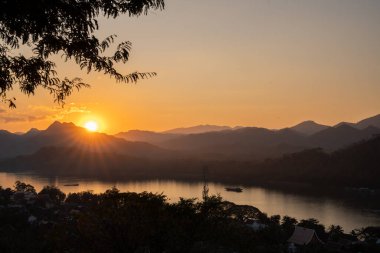 Güneydoğu Asya 'nın Laos kentindeki Phousi Dağı' nın tepesinden Luang Prabang 'ın kırsal manzarası
