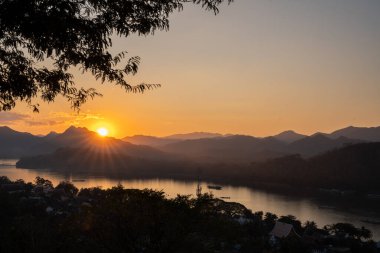 Güneydoğu Asya 'nın Laos kentindeki Phousi Dağı' nın tepesinden Luang Prabang 'ın kırsal manzarası