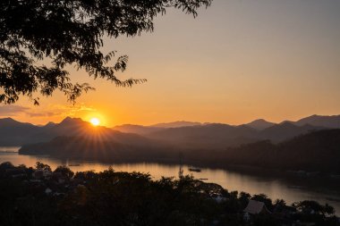Güneydoğu Asya 'nın Laos kentindeki Phousi Dağı' nın tepesinden Luang Prabang 'ın kırsal manzarası