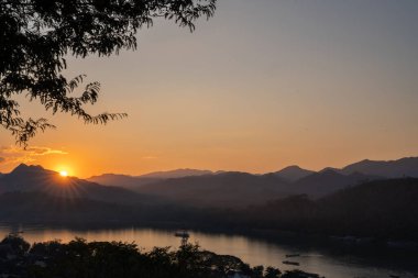 Güneydoğu Asya 'nın Laos kentindeki Phousi Dağı' nın tepesinden Luang Prabang 'ın kırsal manzarası