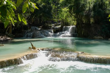 Kuang Si Şelalesi, Güneydoğu Asya ülkesi Laos 'ta, Luang Prabang' ın 30 km güneyinde yer almaktadır.