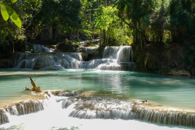Kuang Si Şelalesi, Güneydoğu Asya ülkesi Laos 'ta, Luang Prabang' ın 30 km güneyinde yer almaktadır.