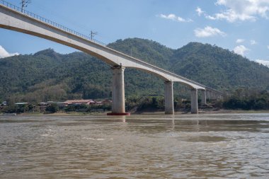 Laos 'taki Luang Prabang' dan Çin 'deki Asya' ya uzanan Mekong Nehri üzerindeki demiryolu köprüsü.