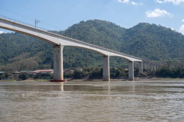 Laos 'taki Luang Prabang' dan Çin 'deki Asya' ya uzanan Mekong Nehri üzerindeki demiryolu köprüsü.