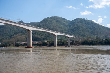 Laos 'taki Luang Prabang' dan Çin 'deki Asya' ya uzanan Mekong Nehri üzerindeki demiryolu köprüsü.