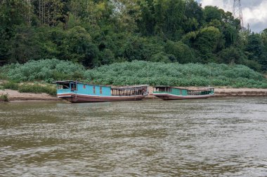 Laos 'un güneydoğu Asya bölgesindeki Luang Prabang' daki Mekong Nehri 'nde tahta botlar.