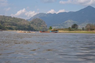 Laos Güneydoğu Asya 'daki Luang Prabang' ın Mekong Nehri çevresindeki manzara.