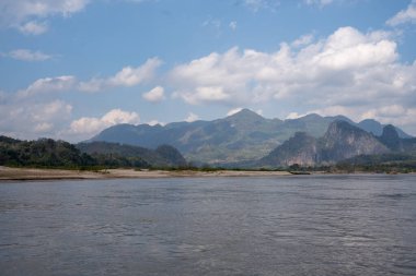 Laos Güneydoğu Asya 'daki Luang Prabang' ın Mekong Nehri çevresindeki manzara.