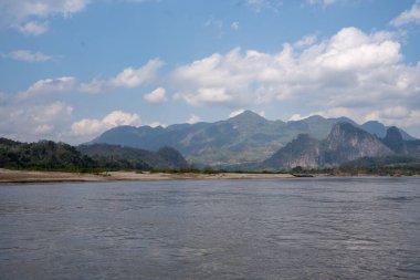 Laos Güneydoğu Asya 'daki Luang Prabang' ın Mekong Nehri çevresindeki manzara.