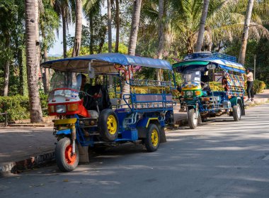 Tuk Tuk, Laos Güneydoğu Asya 'daki eski Luang Prabang kasabasında bir taksi.