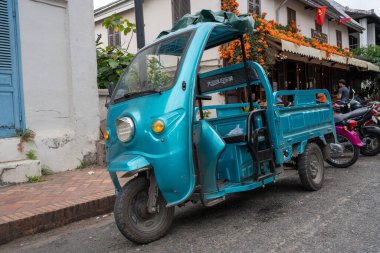 Tuk Tuk, Laos Güneydoğu Asya 'daki eski Luang Prabang kasabasında bir taksi.