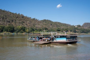 Bir Laos feribotu motorsiklet, scooter, çeşitli araçlar ve Mekong Nehri 'nin bir kıyısından Luang Prabang Laos Asya' ya yolcu taşır.