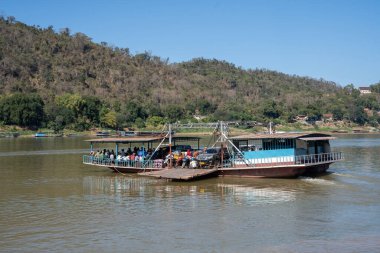 Bir Laos feribotu motorsiklet, scooter, çeşitli araçlar ve Mekong Nehri 'nin bir kıyısından Luang Prabang Laos Asya' ya yolcu taşır.