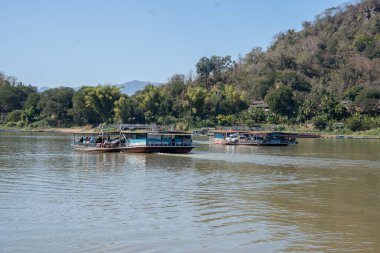 Bir Laos feribotu motorsiklet, scooter, çeşitli araçlar ve Mekong Nehri 'nin bir kıyısından Luang Prabang Laos Asya' ya yolcu taşır.