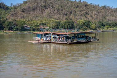 Bir Laos feribotu motorsiklet, scooter, çeşitli araçlar ve Mekong Nehri 'nin bir kıyısından Luang Prabang Laos Asya' ya yolcu taşır.