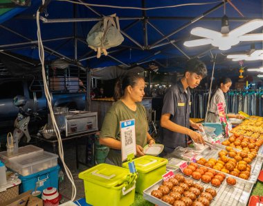 Tayland 'da Asya' da bir sokak pazarında satılık Tayland yemeği