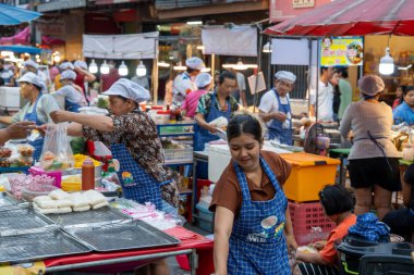 Tayland 'da Asya' da bir sokak pazarında satılık Tayland yemeği