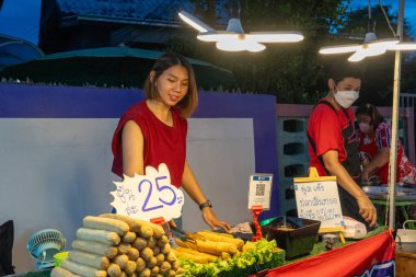 Tayland 'da Asya' da bir sokak pazarında satılık Tayland yemeği