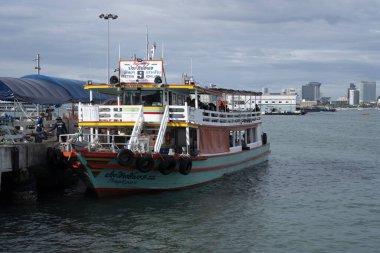 Pattaya Bölgesi Chonburi Tayland ve Güneydoğu Asya 'daki Bali Hai Rıhtımı' nda bir feribot.