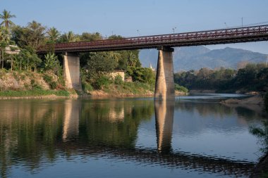 Mekong Nehri 'ne akan Nam Khan Nehri, Luang Prabang, Laos, Asya' da yer almaktadır..
