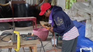Luang Prabang Laos Asya 'daki atölyesinde kaynak yapan Laos' lu bir işçi.