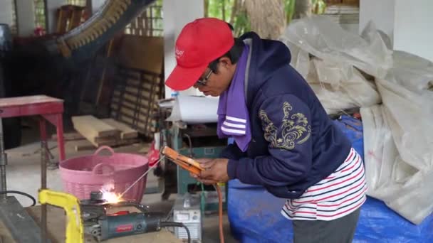 Trabajador Laosiano Soldadura Taller Luang Prabang Laos Asia — Vídeos de Stock