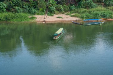 Mekong Nehri 'ne akan Nam Khan Nehri, Luang Prabang, Laos, Asya' da yer almaktadır..