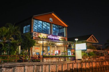 Tayland 'ın Chonburi ilçesinin kuzey kesiminde binalarla ve insanlarla sokak hayatı anları