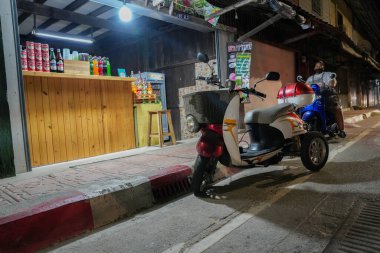 Tayland 'ın Chonburi ilçesinin kuzey kesiminde binalarla ve insanlarla sokak hayatı anları