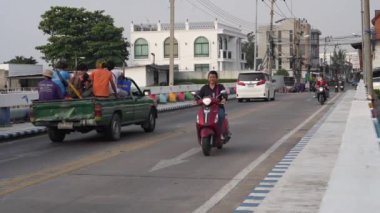 Tayland 'da Pattaya Bölgesi Chonburi' nin kuzey Naklua Mahallesi 'nde yavaş çekimde çekilen köprüde arabalı, scooterlı ve yaya trafiği