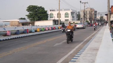 Tayland 'da Pattaya Bölgesi Chonburi' nin kuzey Naklua Mahallesi 'nde yavaş çekimde çekilen köprüde arabalı, scooterlı ve yaya trafiği