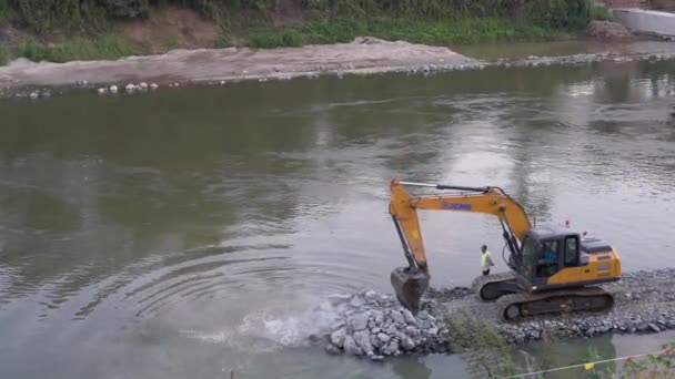 Vehículo Excavador Máquina Pala Escombros Grava Rocas Sólidas Más Grandes — Vídeos de Stock