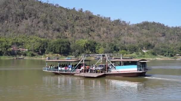 Ferry Boat Laotien Transporte Des Motos Des Scooters Des Véhicules — Video
