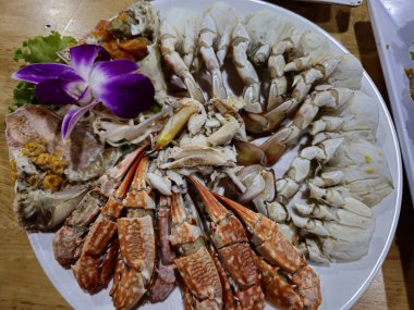 Birkaç farklı kabuklu deniz ürünleri ile ünlü bir Tayland deniz ürünleri.