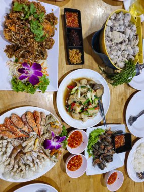 Birkaç farklı kabuklu deniz ürünleri ile ünlü bir Tayland deniz ürünleri.