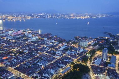 Günün mavi saatinde Malezya 'daki Penang şehrinin manzarası